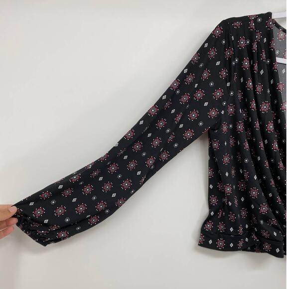 Haute Monde Womens Black Red Vneck Long Sleeve Blouse Top Shirt NEW Size Medium - Picture 5 of 10